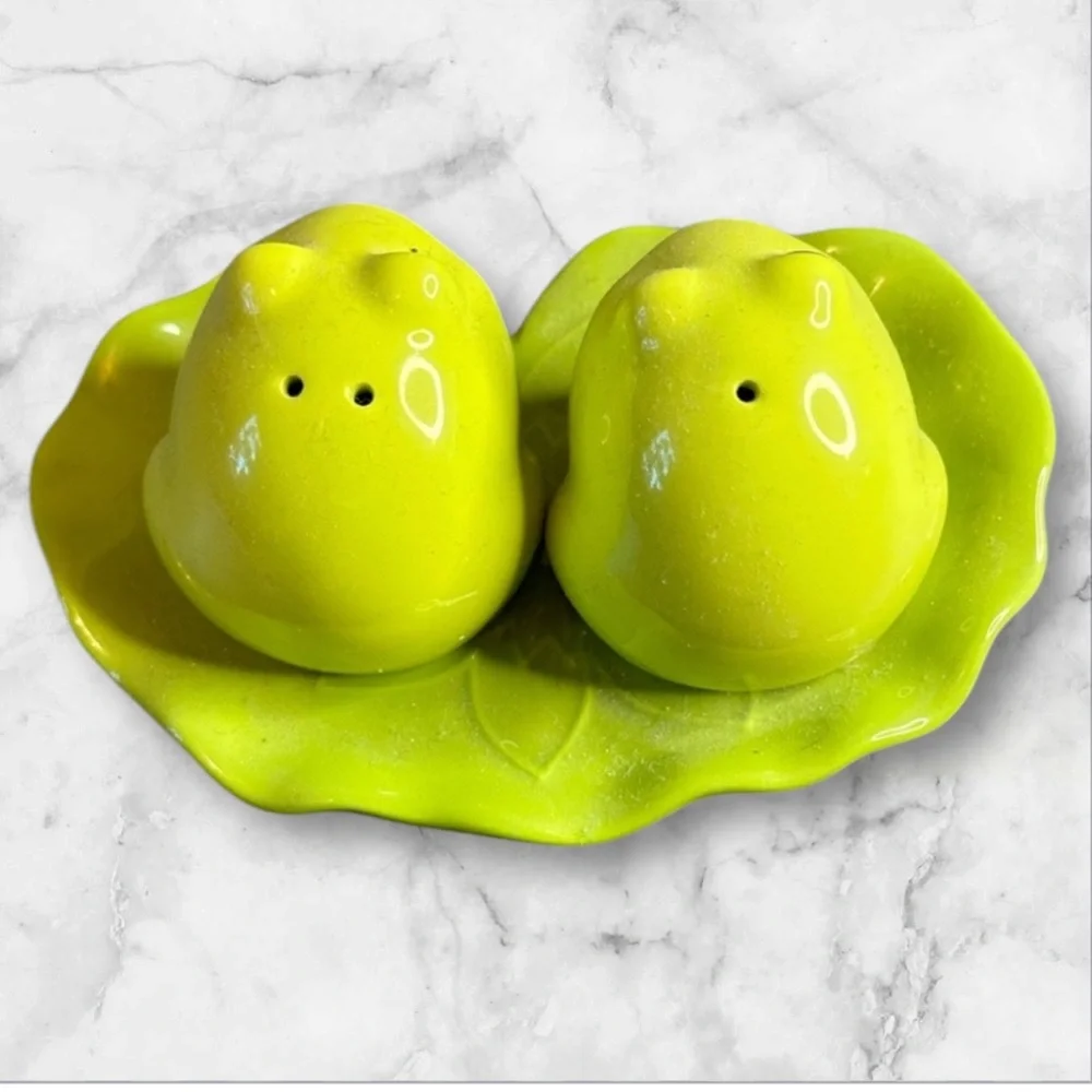 Grasslands road ceramic green frogs on lily pad salt and pepper shakers